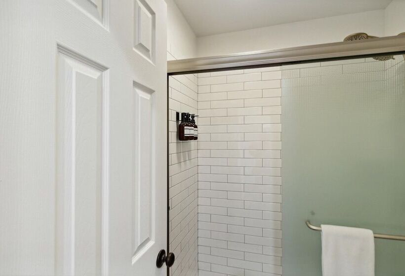 فندق Bay Inn Of Petoskey