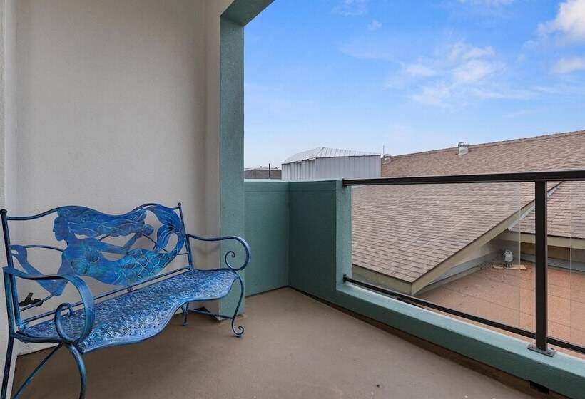 فندق Beach House Inn & Suites