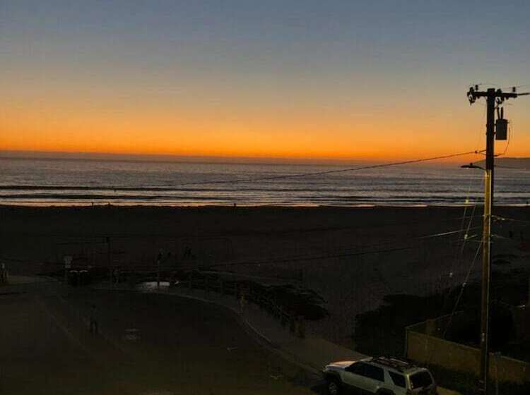 فندق Beach House Inn & Suites