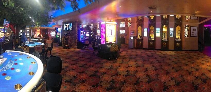 בית מלון כפרי Border House At Crystal Bay Casino