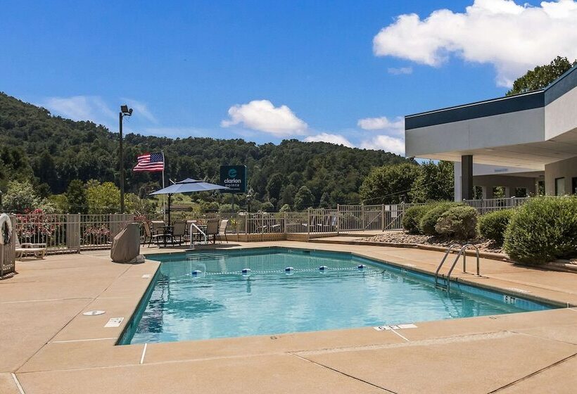 בית מלון כפרי Clarion Pointe Sylva Near Cherokee Area