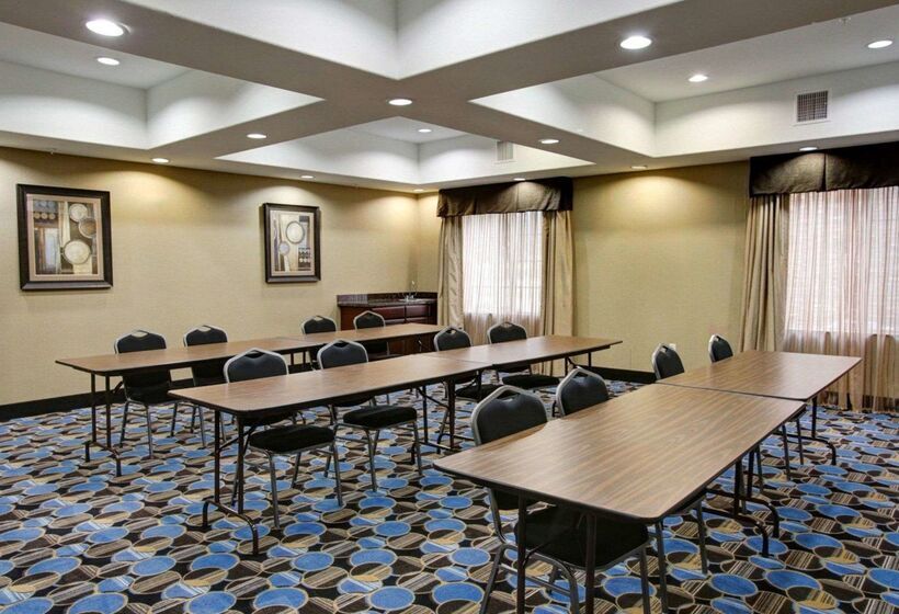 Отель Comfort Suites