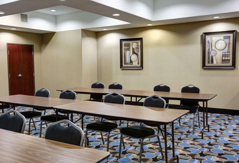 Отель Comfort Suites