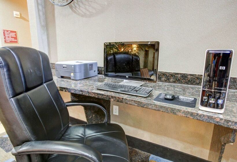 Отель Comfort Suites