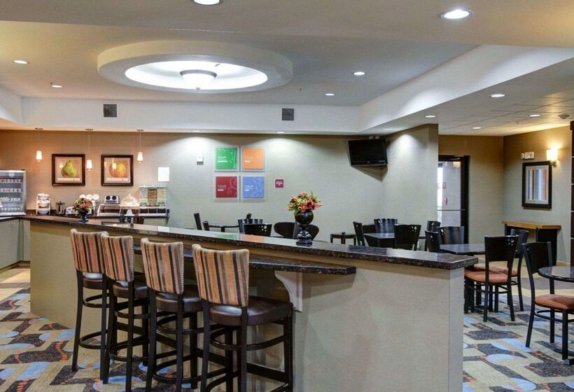 Отель Comfort Suites