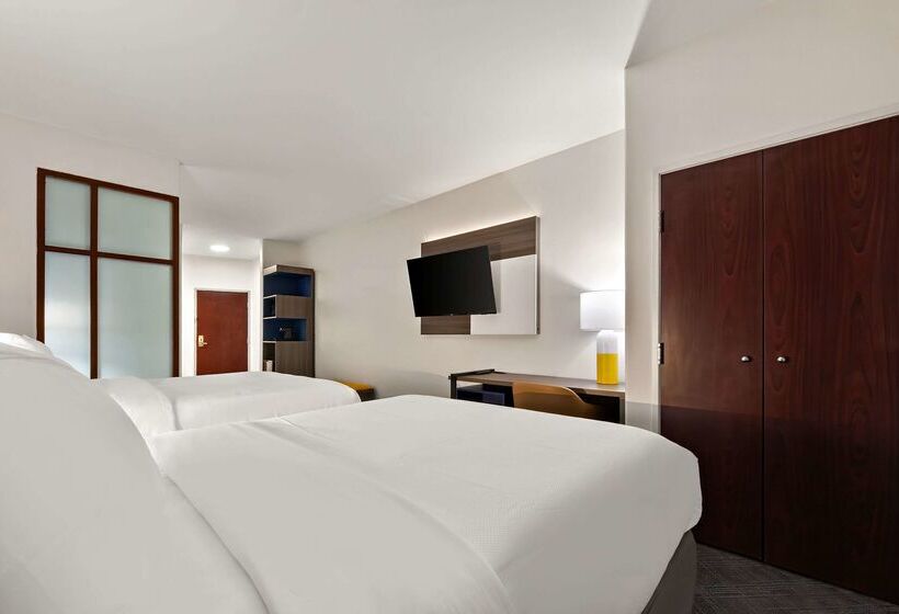 Отель Comfort Suites