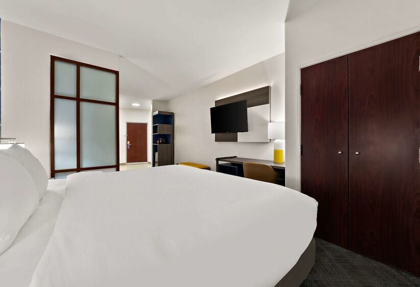 Отель Comfort Suites