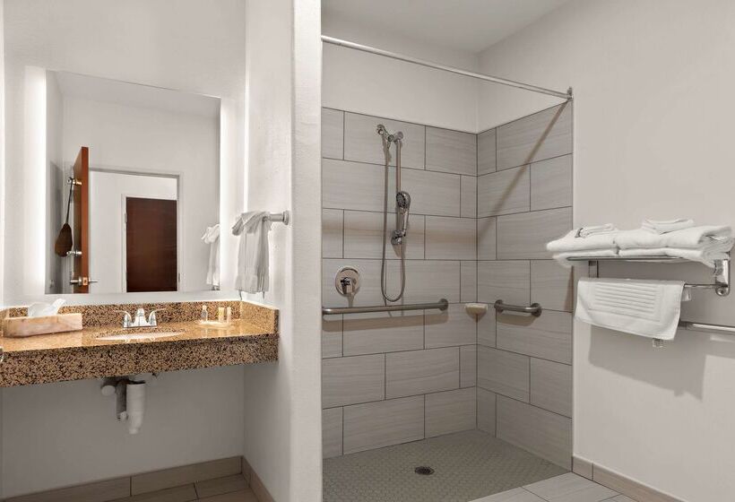 Отель Comfort Suites