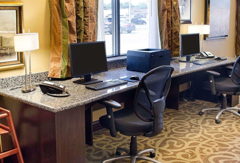 فندق Comfort Suites