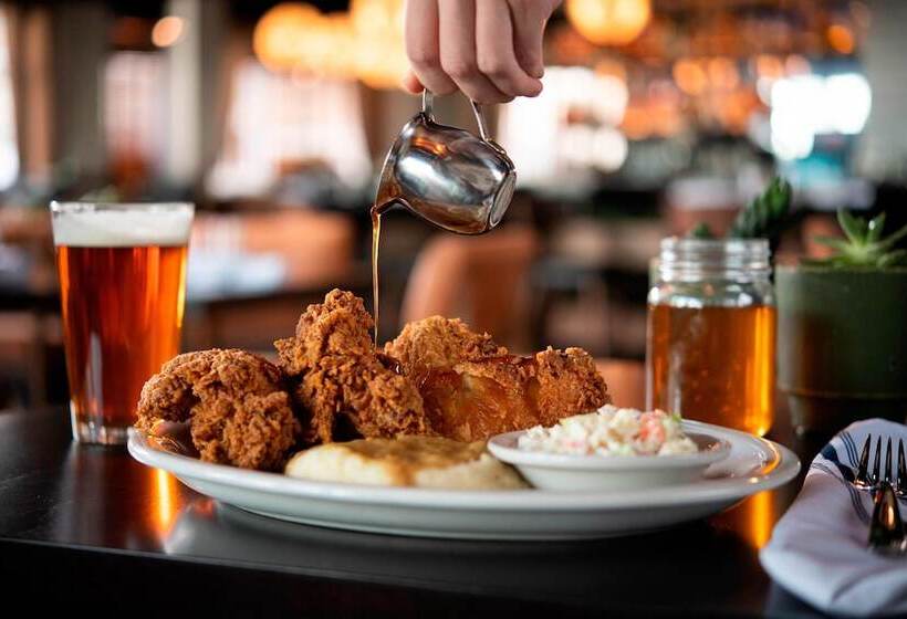 هتل Courtyard Fort Wayne Downtown At Grand Wayne Convention Center