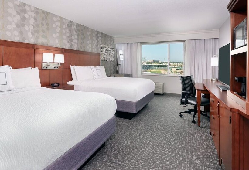 هتل Courtyard Fort Wayne Downtown At Grand Wayne Convention Center