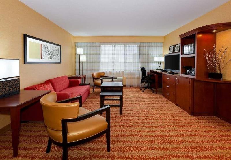 هتل Courtyard Fort Wayne Downtown At Grand Wayne Convention Center