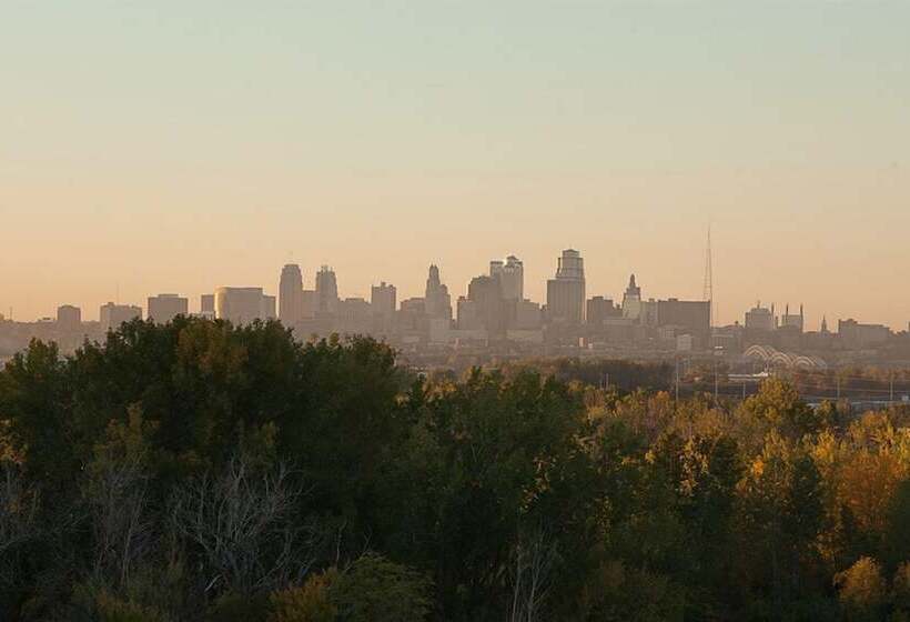 فندق Courtyard Kansas City At Briarcliff