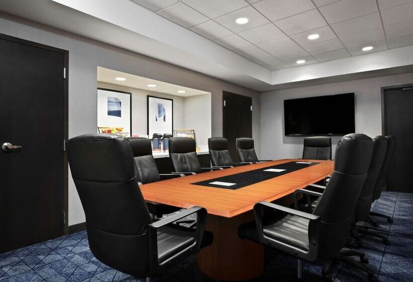 فندق Courtyard Kansas City At Briarcliff