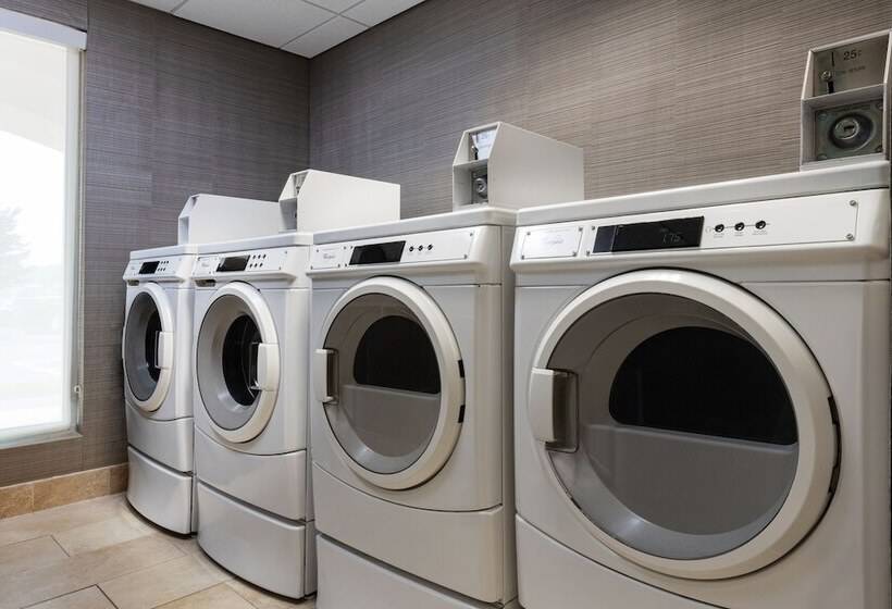 فندق Courtyard Kansas City At Briarcliff