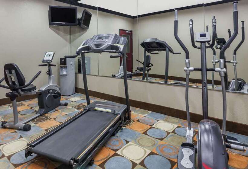 בית מלון כפרי Days Inn & Suites By Wyndham Marquez