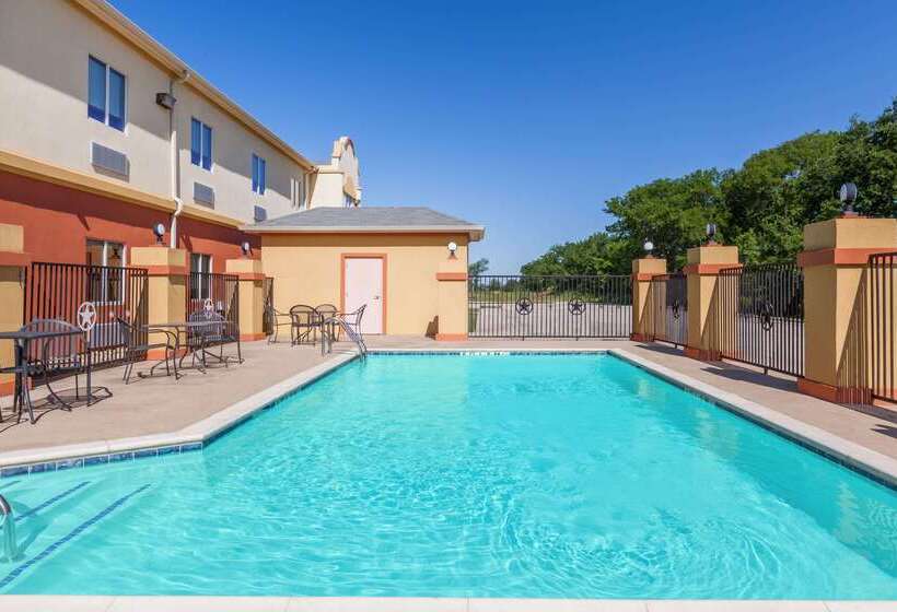 酒店 Days Inn & Suites By Wyndham Marquez