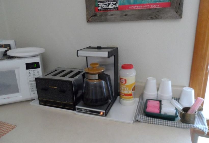 בית מלון כפרי Dollar Inn Hot Springs