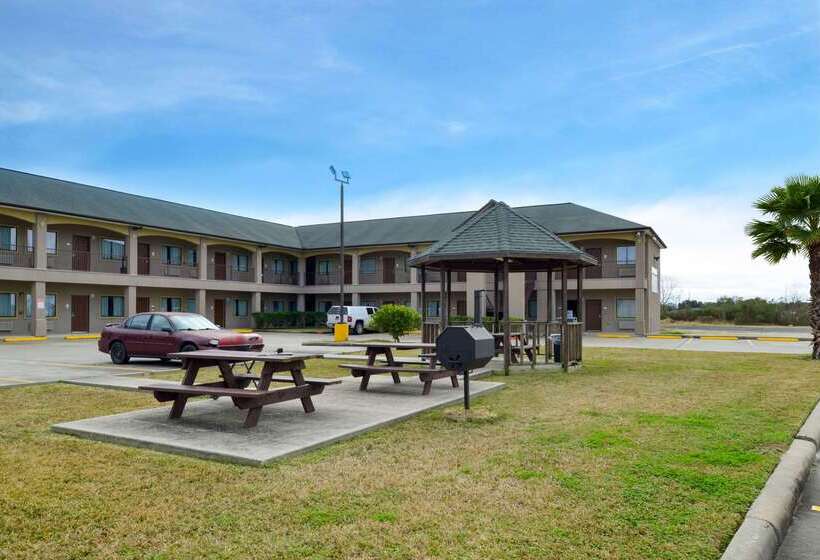 Отель Econo Lodge Inn & Suites Port Arthur Near Sabine Pass