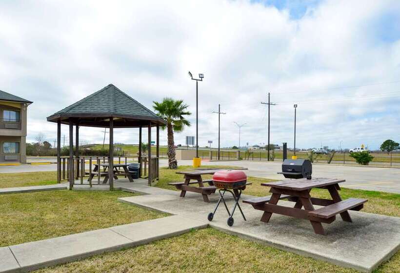 Отель Econo Lodge Inn & Suites Port Arthur Near Sabine Pass