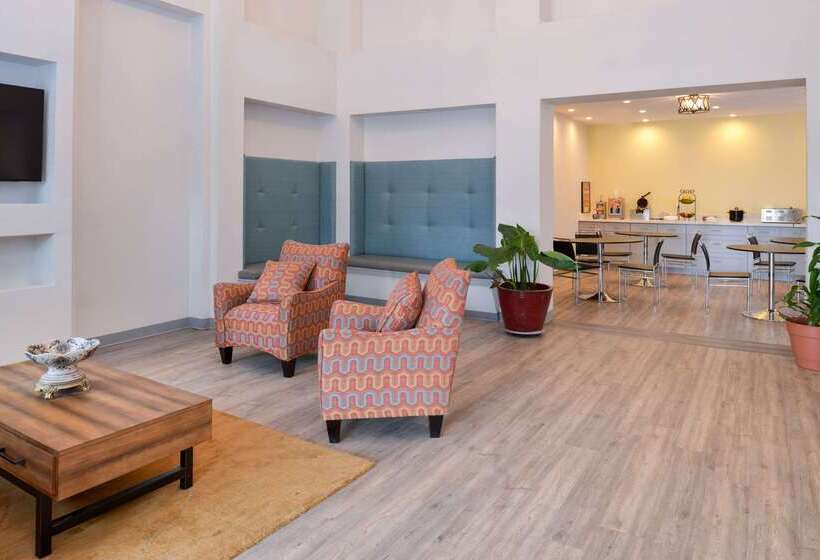 Отель Econo Lodge Inn & Suites Port Arthur Near Sabine Pass