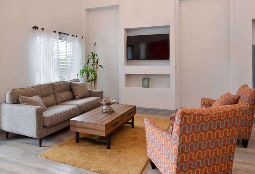 Отель Econo Lodge Inn & Suites Port Arthur Near Sabine Pass