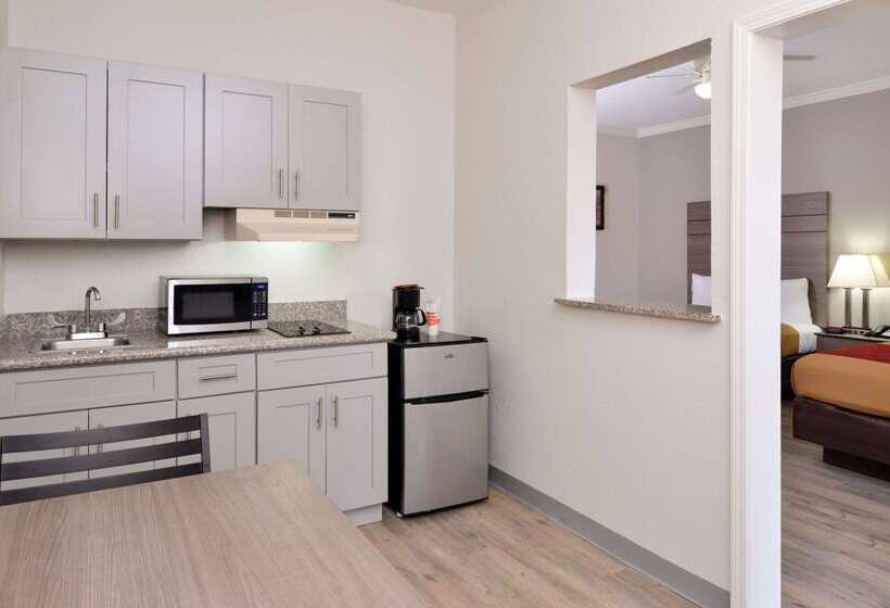 Отель Econo Lodge Inn & Suites Port Arthur Near Sabine Pass