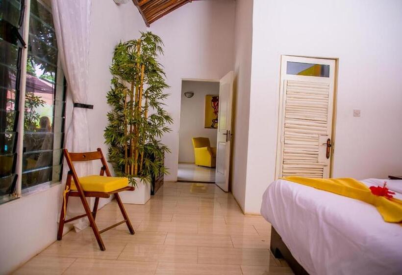 هتل Hibiscus House Gambia