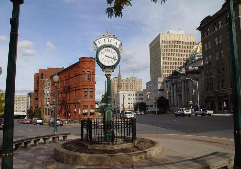 فندق Holiday Inn Express & Suites Utica, An Ihg