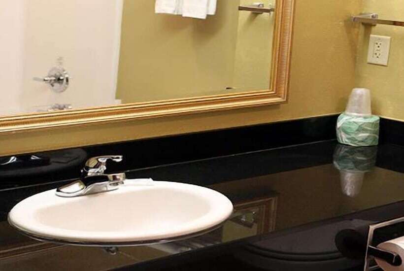 فندق Hometown Inn & Suites