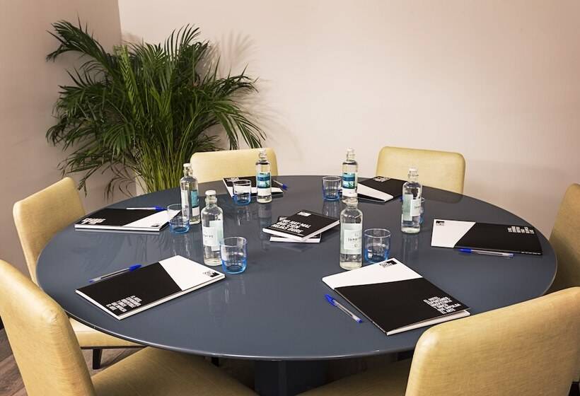 فندق One Shot Luchana 22