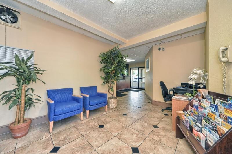 酒店 Red Carpet Innstamford