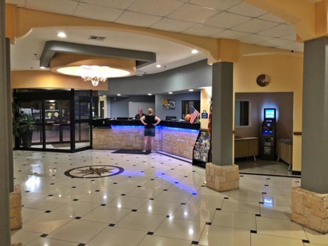 Отель Robinson Inn And Suites