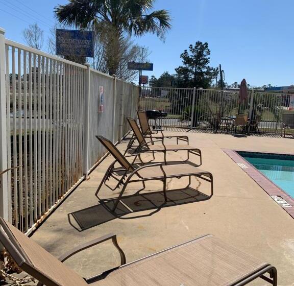 فندق Rodeway Inn & Suites