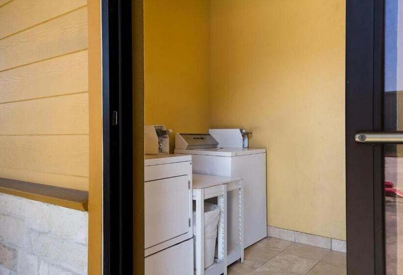 Отель Scottish Inn & Suites