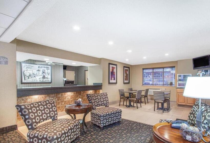 Отель Super 8 By Wyndham Richlands/claypool Hill Area