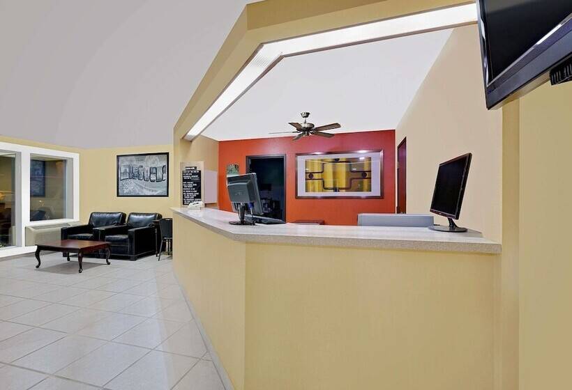酒店 Super 8 By Wyndham Rock Port Mo