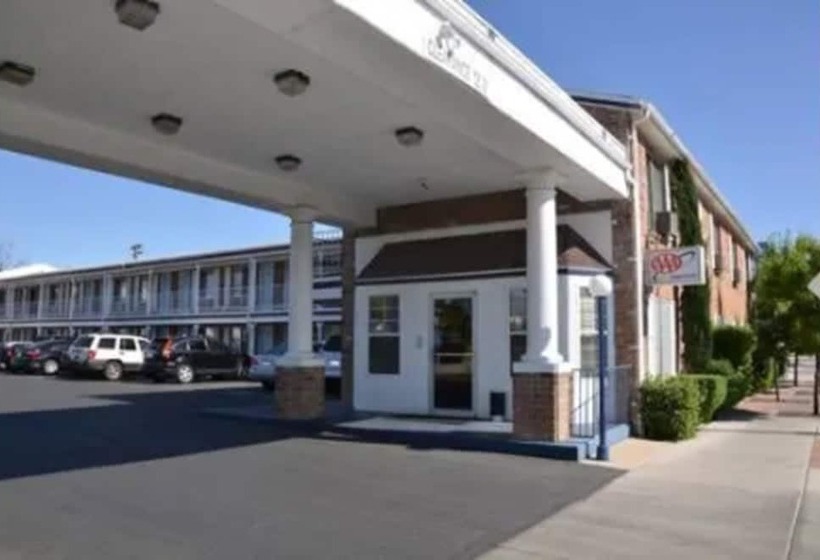 בית מלון כפרי University Inn