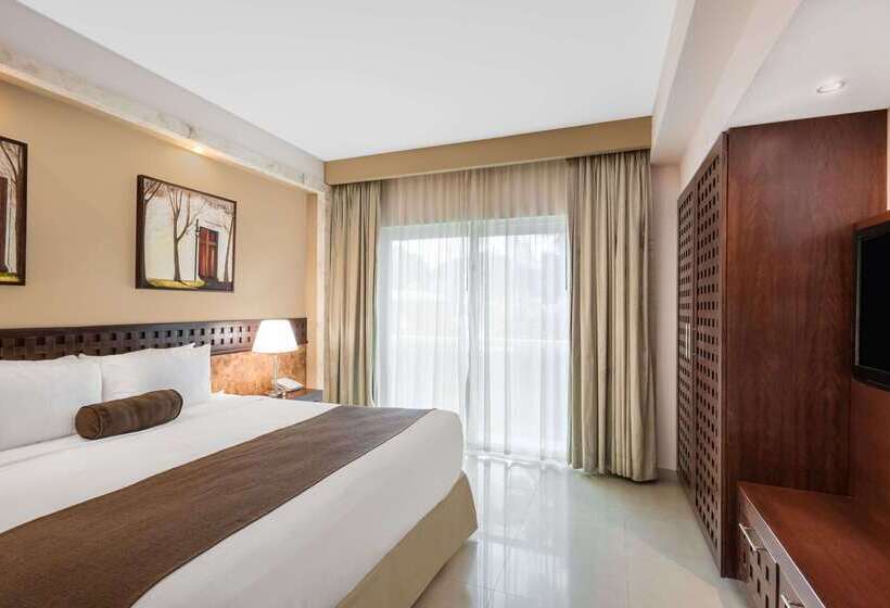 Отель Wyndham Merida