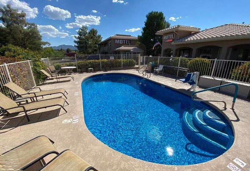 فندق على الطريق Pines Inn & Suites