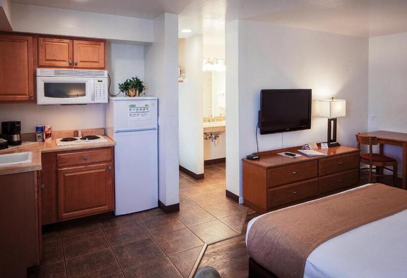 فندق على الطريق Pines Inn & Suites