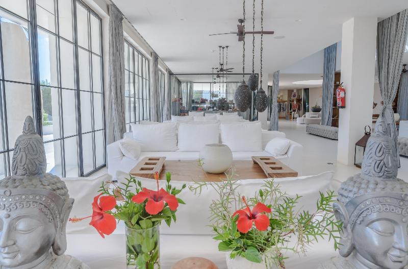 استراحتگاه Destino Pacha Ibiza