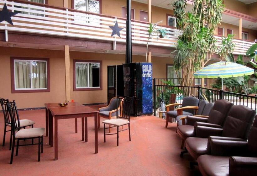 בית מלון כפרי Budget Host Inn