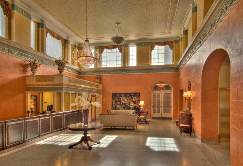 فندق Charley Creek Inn