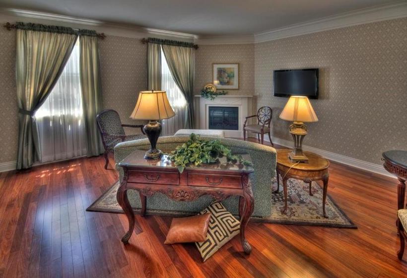 فندق Charley Creek Inn