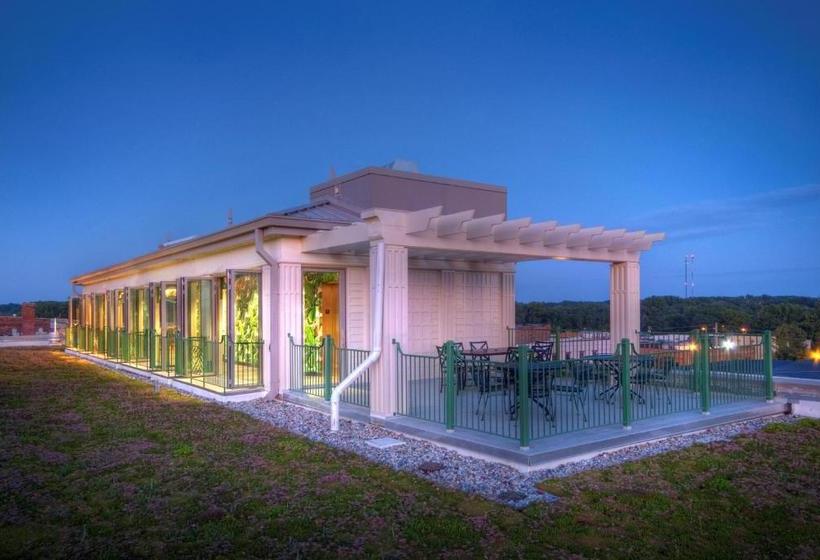 فندق Charley Creek Inn