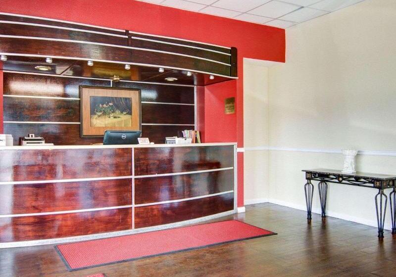 فندق Econo Lodge Pine Bluff