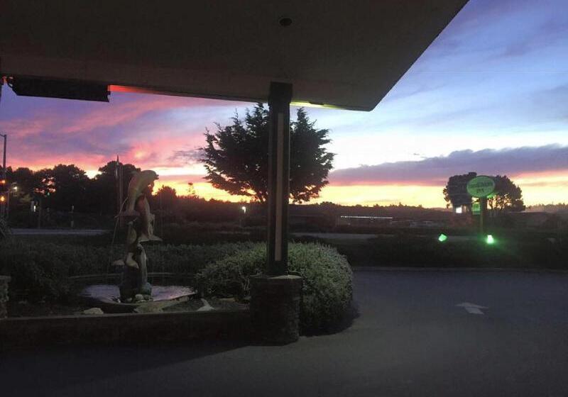 فندق Emerald Dolphin Inn & Mini Golf