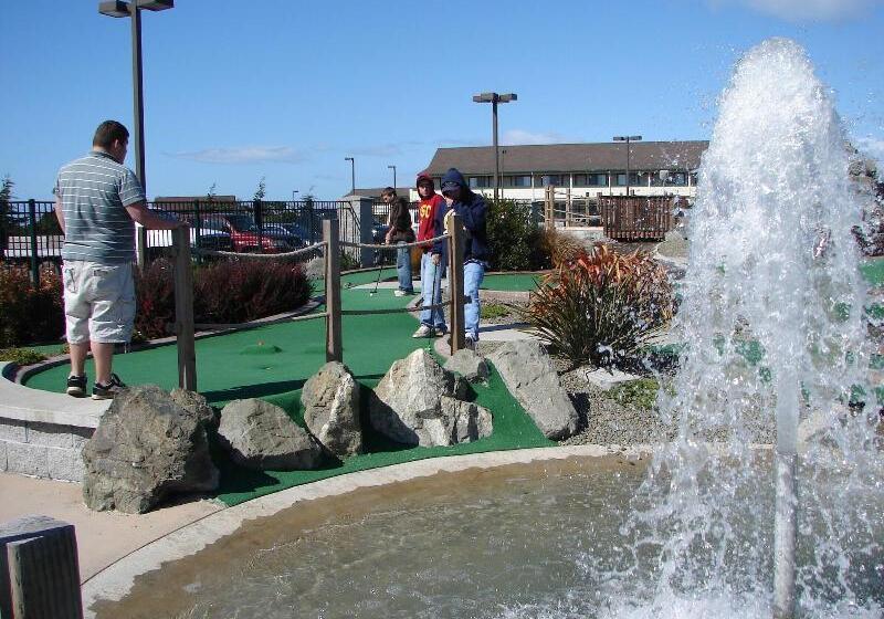 فندق Emerald Dolphin Inn & Mini Golf