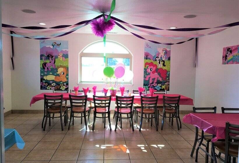 فندق Emerald Dolphin Inn & Mini Golf